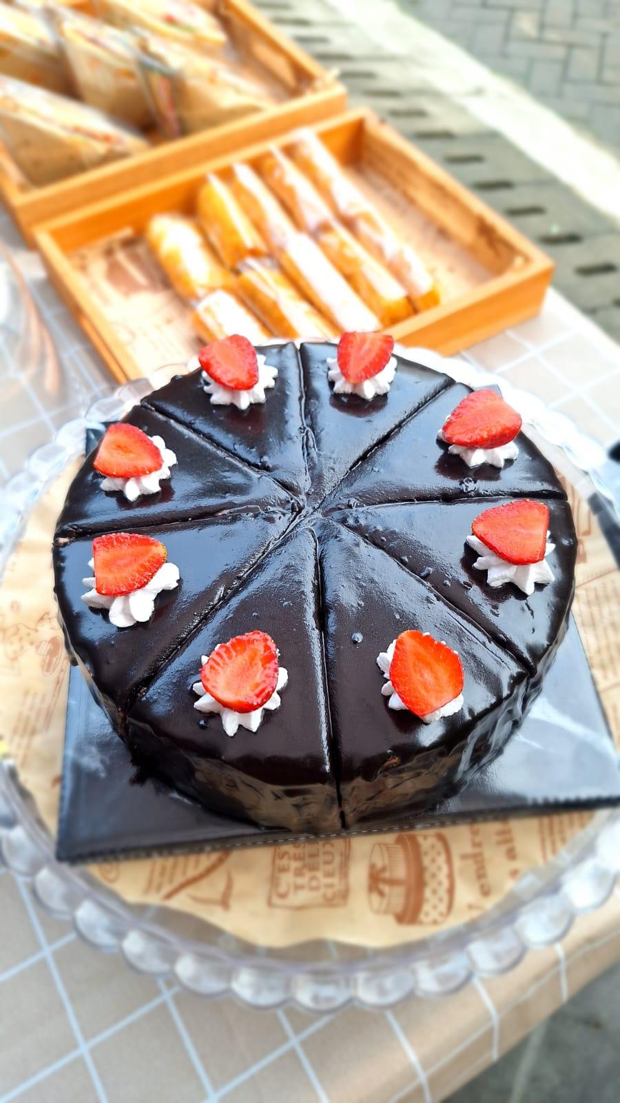 Milk Chocolate Ganache Cake (D20)